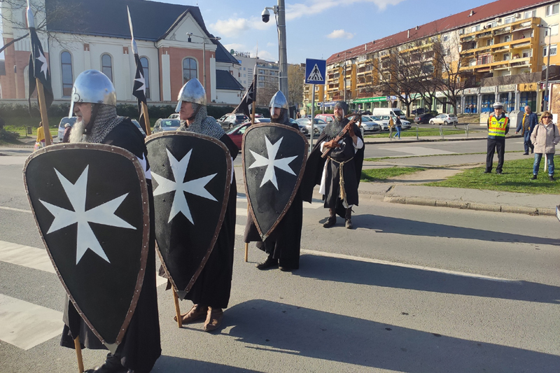 Lovagok védik a gyalogosokat