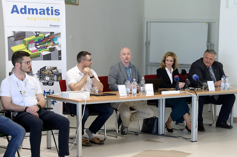 Bárczy Tamás, az Admatis Kft. ügyvezető igazgatója, Ferencz Orsolya űrkutatásért felelős miniszteri biztos és Veres Pál polgármester a pénteki sajtótájékoztatón. Forrás: Minap, Juhász Ákos
