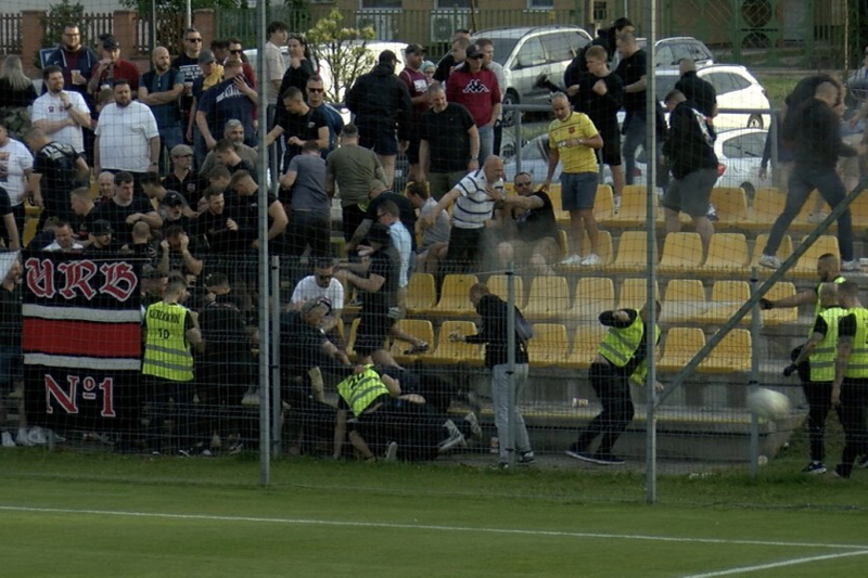 Közelharc a pályán kívül. Forrás: kolorline.hu