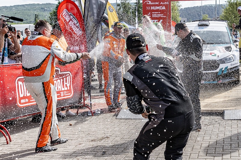 A Diósgyőr Rally nyertesének, Német Gábornak az ünneplése - Fotó: a Diósgyőr Rally Facebook-oldala