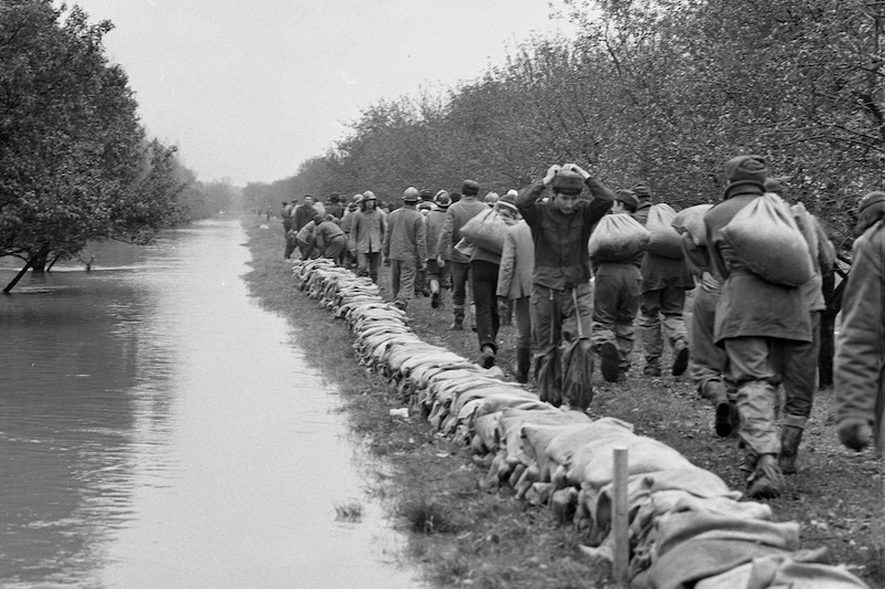A Sajó árvize 1974 őszén. Miskolc felé eső jobb part védelme - Forrás: Global Museum, Fotós: Vizy Zsigmond