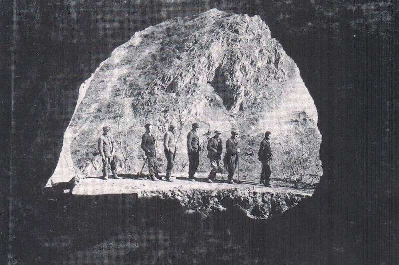 A Suba-lyuk belülről kifelé fényképezve, háttérben a Perpác nyugati oldala. 1932. - WIkipedia