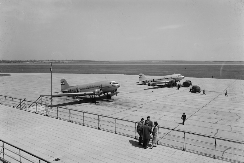 Li-2P repülőgépek a ferihegyi repülőtéren 1956-ban. Forrás: Fortepan / UVATERV