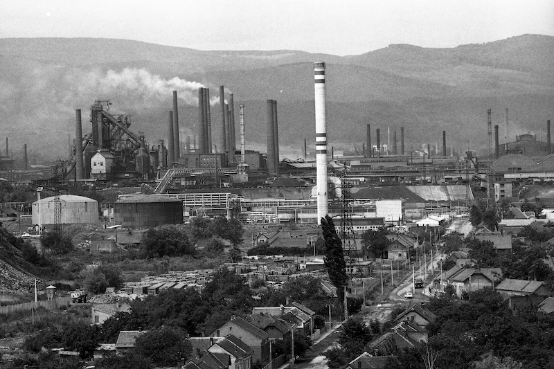 A Lenin Kohászati Művek, az előtérben a Reisinger Ferenc utca és a Gyár utca találkozása látható. 1978, Miskolc, Diósgyr - Forrás: Fortepan / Urbán Tamás