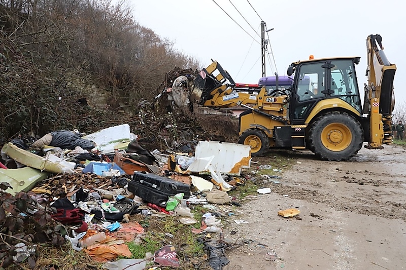 illegális szeméthegyek eltakarítása Miskolcon