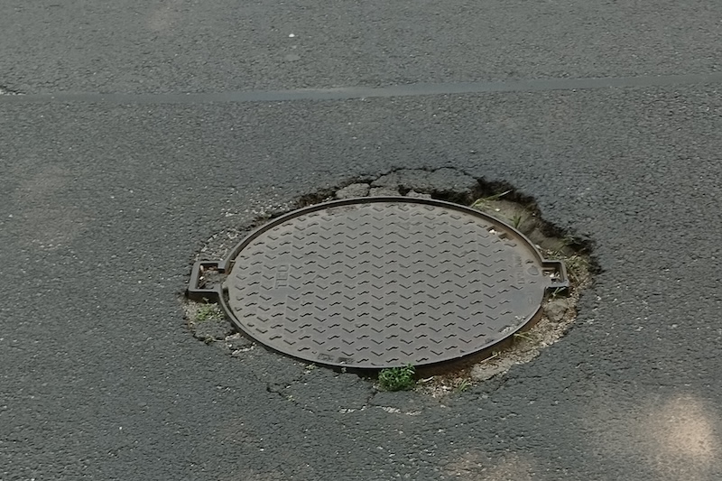 aknafedél a miskolci Bajcsí-Zsilinszky utcában