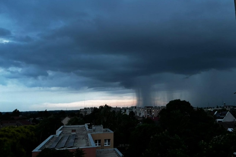 A hétfői vihar sötét látványa (Forrás: Szol24)