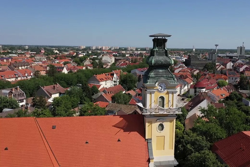 Sisak helyett kalapot hord a templomtorony (Forrás: Szolnok TV Hivatalos Facebook oldala)